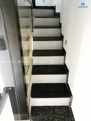 27 Thang máy ở giếng trời thang bộ